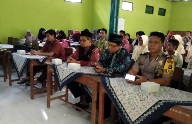 Warga Kecamatan Plosoklaten mengikuti sosialisasi anti narkoba